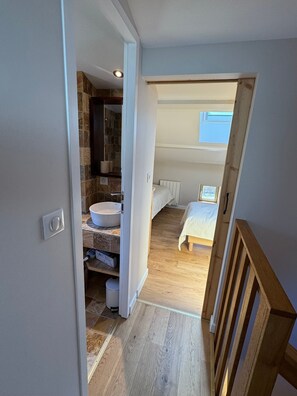4 chambres, fer et planche Ă repasser, draps fournis
