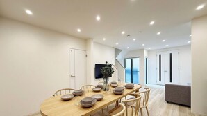 Hus – premium, balkong | Spiseområde på rommet