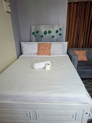 Room - Studio Tangerine, South B, Sana Sana, Off Mombasa Road (Nairobi)