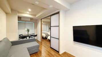 Apartamento júnior | Área de estar | Smart TV 55 polegadas com canais a cabo