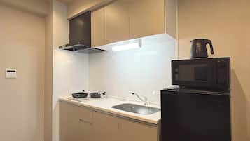City Apartment | Private kitchen | Fridge, microwave, stovetop, electric kettle