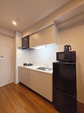 Apartamento junior | Cocina privada | Frigorífico, microondas, placa de cocina y hervidor eléctrico