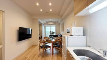 Superior Apartment | Private kitchen | Fridge, microwave, stovetop, electric kettle