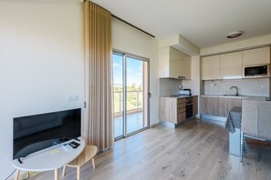 Eine moderne Küche mit Mikrowelle, Spüle und Holzschränken.