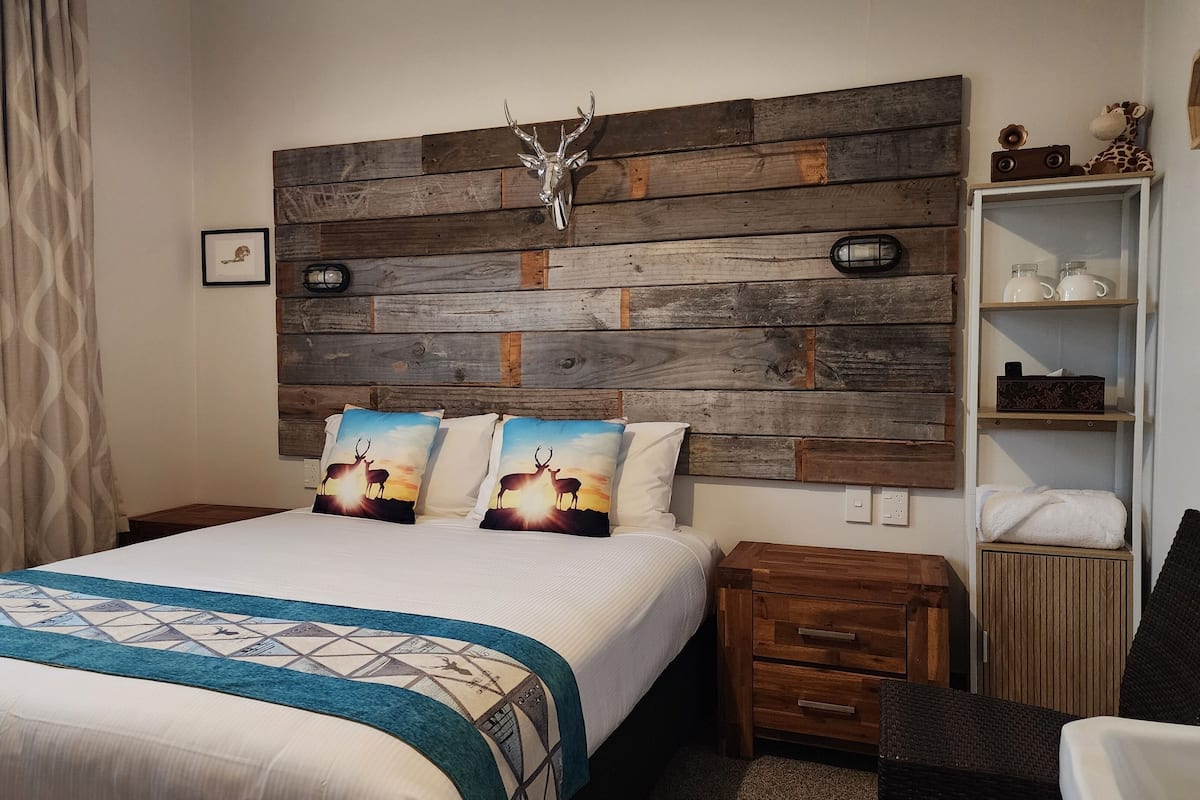 Chambre supérieure double, 1 grand lit, non-fumeur, salle de bains commune