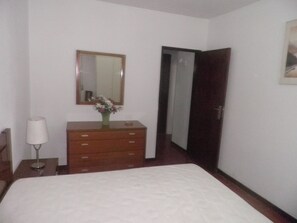 2 bedrooms, iron/ironing board, Internet, bed sheets - Paulo Ferreira Apartment (Sesimbra)