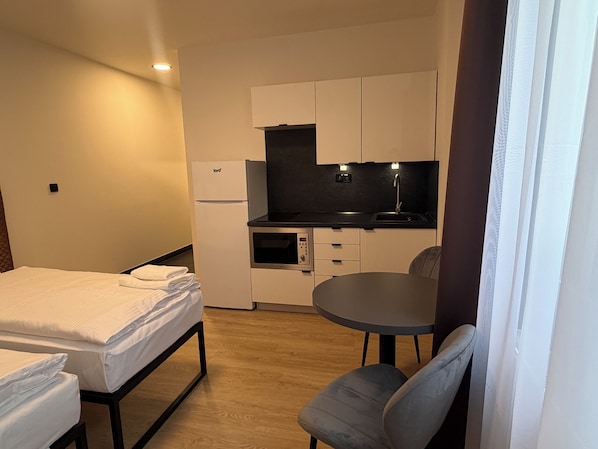 Studio | Desk, free WiFi - Factory Suites (Prague)