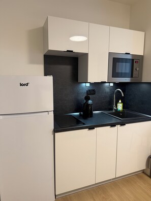 Réfrigérateur, four à micro-ondes, surface de cuisson