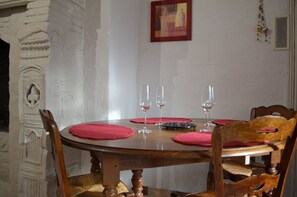 Dining - An unusual experience in a troglodytic Gîte in the heart of the Loire Valley! (Vouvray)