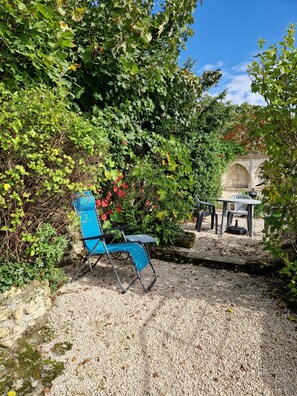 Terrace/patio - An unusual experience in a troglodytic Gîte in the heart of the Loire Valley! (Vouvray)