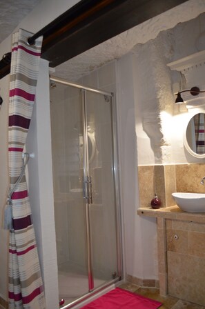Shower, hair dryer, towels, soap - An unusual experience in a troglodytic Gîte in the heart of the Loire Valley! (Vouvray)