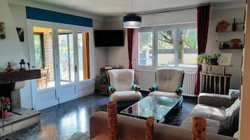 Smart TV, fireplace