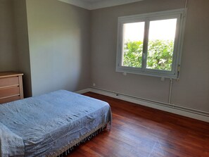 4 bedrooms, free WiFi, bed sheets - Pleasant house with veranda, garden and swimming pool (Peyrehorade)