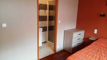 4 bedrooms, free WiFi, bed sheets