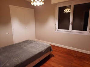 4 bedrooms, free WiFi, bed sheets - Pleasant house with veranda, garden and swimming pool (Peyrehorade)
