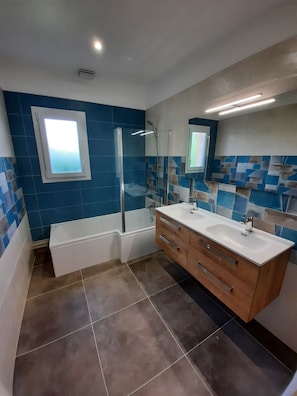Shower, hair dryer, towels, soap - Pleasant house with veranda, garden and swimming pool (Peyrehorade)