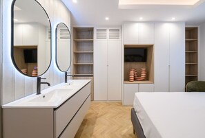 2 bedrooms, desk, iron/ironing board, WiFi - 2BR 2BA | Almagro Residence | Quiet Luxury Stay (Madrid)