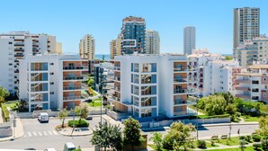 A modern apartment complex with multiple buildings, balconies, and a central courtyard. - Azul View Praia da Rocha (Portimão)