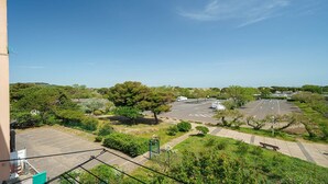 Un parcheggio alberato con cielo sereno.