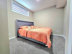 House | 1 bedroom - Private, Cozy, Luxury, Spacious One Bedroom Suite (Airdrie)