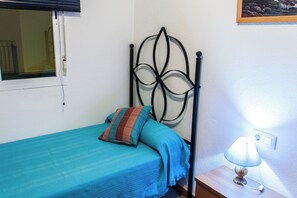 2 bedrooms, iron/ironing board, bed sheets - Apartment on the beachfront of Cruz de la Mar next to the promenade (Chipiona)