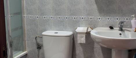 Secadora de cabello, bidet, toallas, jabón