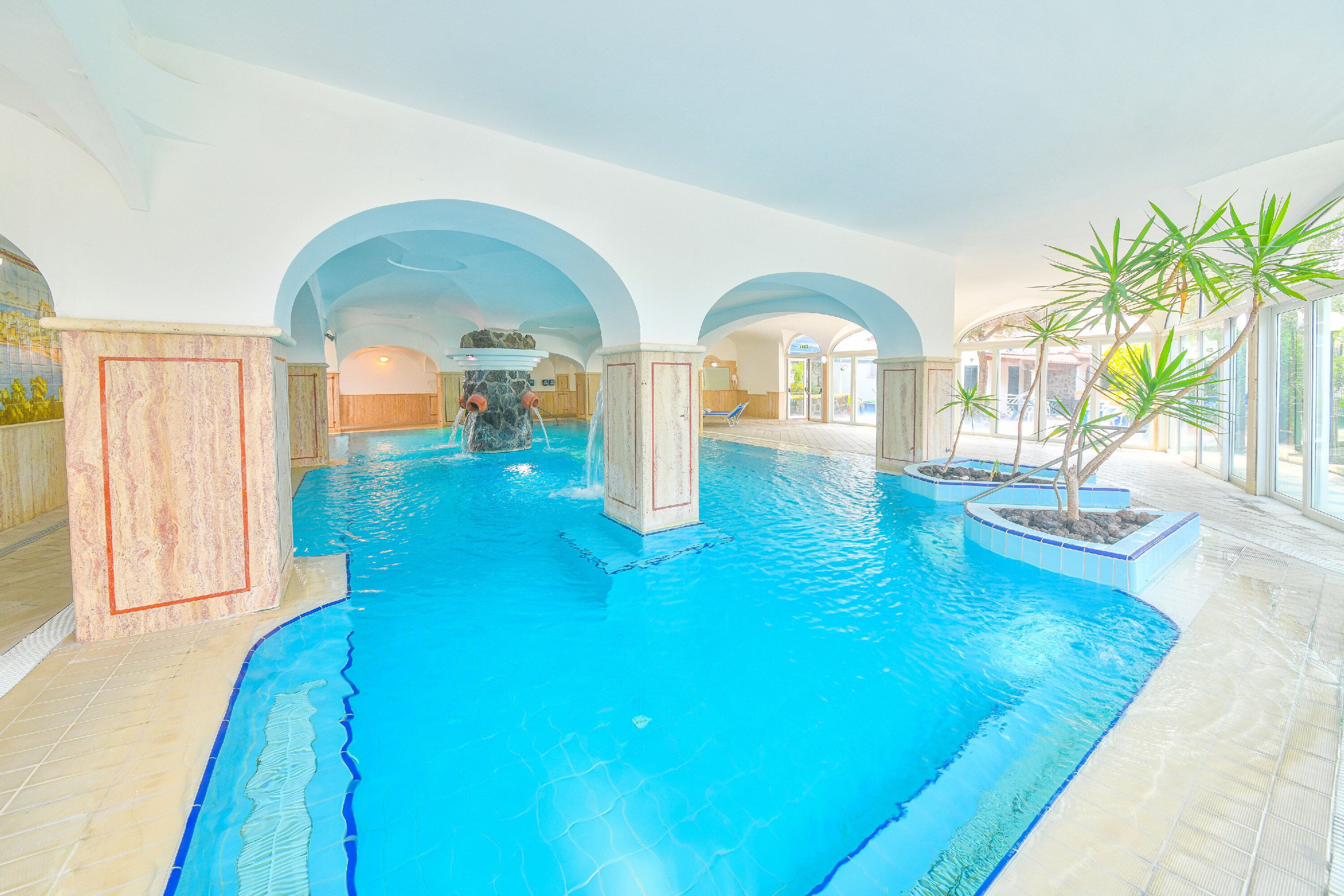 Piscina coperta, piscina all'aperto, ombrelloni da piscina, lettini