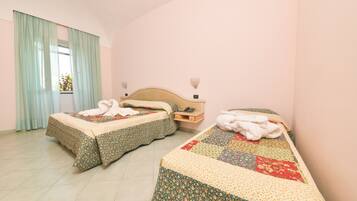 Standaard driepersoonskamer | Een bureau, babybedden, gratis wifi, beddengoed
