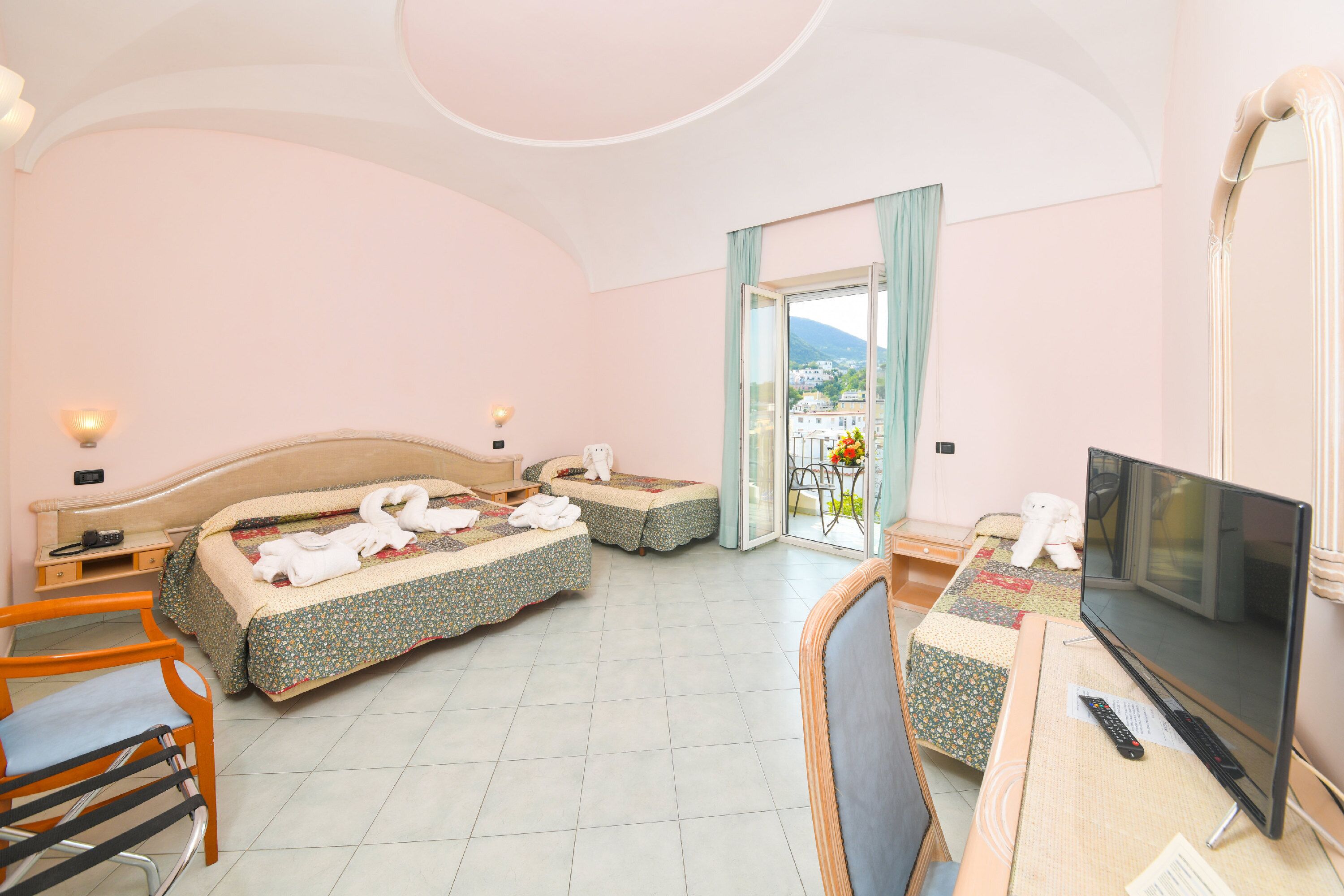 Habitación cuádruple estándar | Escritorio, cunas (de pago), wifi gratis y ropa de cama