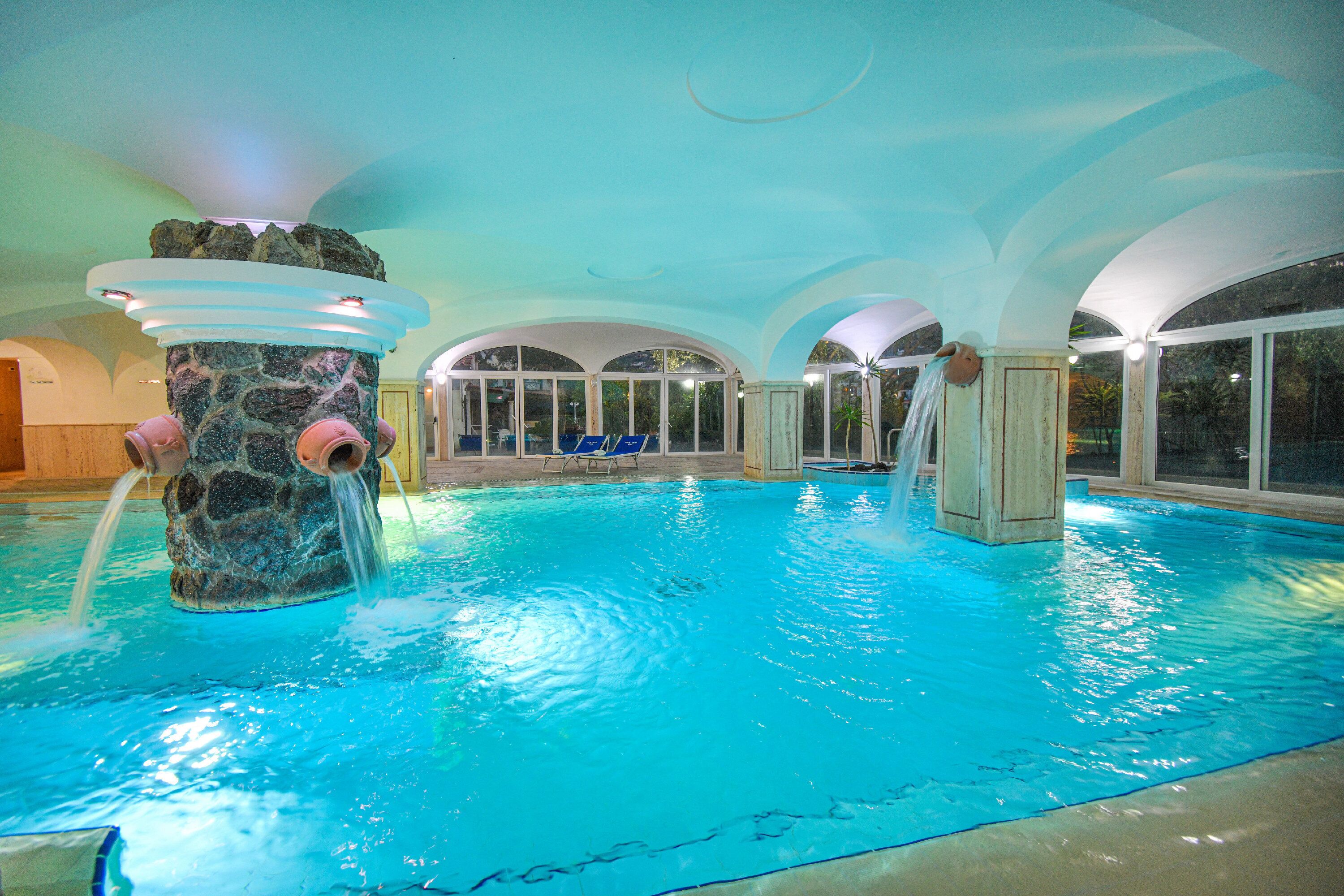 Piscina interna, piscina externa, funciona das 8h às 19h, guarda-sóis