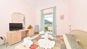 Superior tweepersoonskamer, balkon | Een bureau, babybedden, gratis wifi, beddengoed