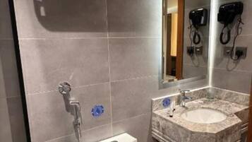 Twin Room | Bathroom | Free toiletries, towels, soap, shampoo