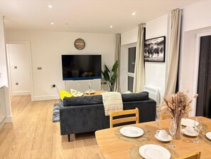 Dining - Birmingham Citycentre Apartment With Two Bedrooms (Birmingham)