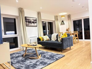 Living area - Birmingham Citycentre Apartment With Two Bedrooms (Birmingham)
