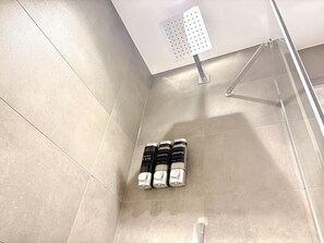 Bañera con ducha, bañera profunda, toallas