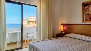 Chambre Standard double, balcon, vue sur la vallée | Coffre-fort, accès au Wi-Fi (inclus)
