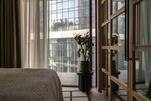 Designer Luxury Apartment in Mercury Tower