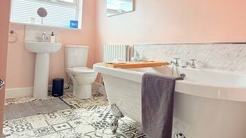Sèche-cheveux, serviettes fournies, savon, papier toilette