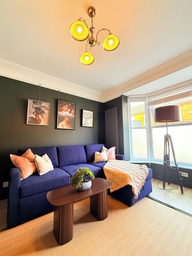 Modern 2BR Home w/Driveway | Sleeps 6