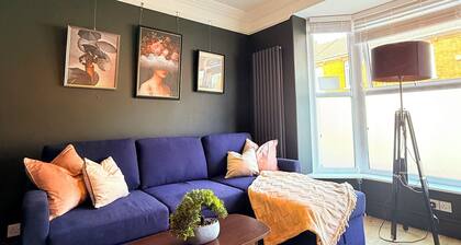 Modern 2BR Home w/Driveway | Sleeps 6