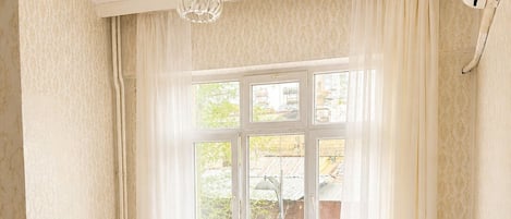 Quarto, vista para a cidade | Roupas de cama premium, escrivaninha, roupa de cama