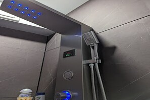 Bathroom - Nomad City Hotel YYZ (Toronto)