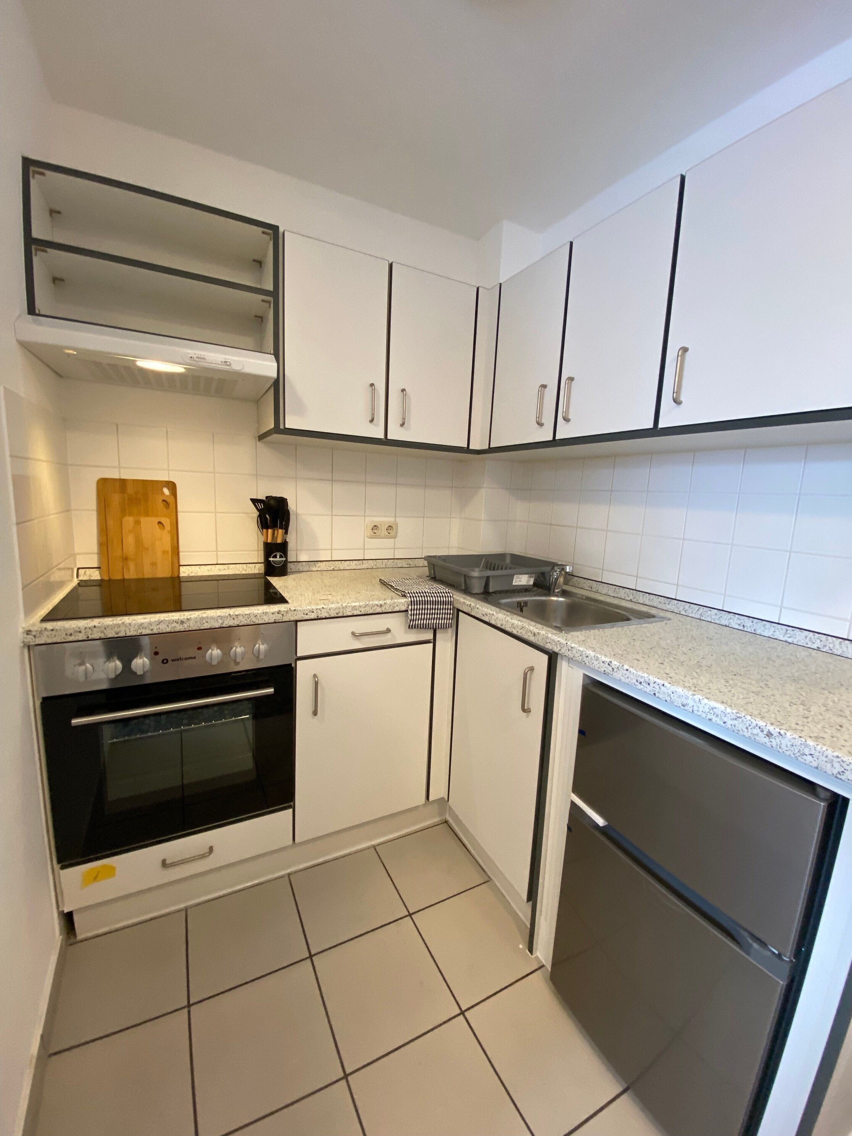 Kühlschrank, Mikrowelle, Ofen, Herdplatte