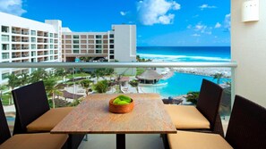 Outdoor dining - Ocean-View 2BR Villa at Westin Lagunamar – Cancún Beachfront Pools & Spa (Cancún)