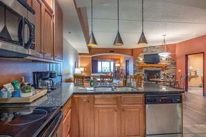 Microwave, oven, stovetop, dishwasher - 3-bedroom riverside condo in serene Wisconsin Dells 10-14 guests (Wisconsin Dells)