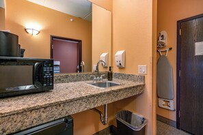 Interior - 3-bedroom riverside condo in serene Wisconsin Dells 10-14 guests (Wisconsin Dells)