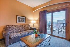 TV, fireplace - 3-bedroom riverside condo in serene Wisconsin Dells 10-14 guests (Wisconsin Dells)