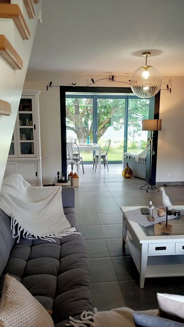 Terrace/patio - LES JARDINS DE TREBIGUETTE (Ambon)