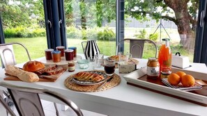 Comfort Room, Private Bathroom, Garden View | Dining - LES JARDINS DE TREBIGUETTE (Ambon)