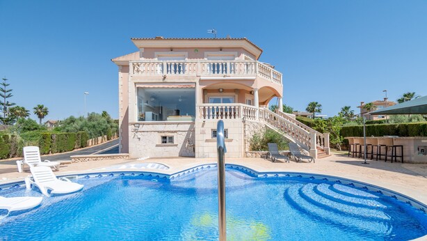 A large house with a swimming pool, a balcony, and a staircase leading to the entrance. - Villa 'Can Martinez' with Private Pool, Wi-Fi and Air Conditioning (Llucmajor)